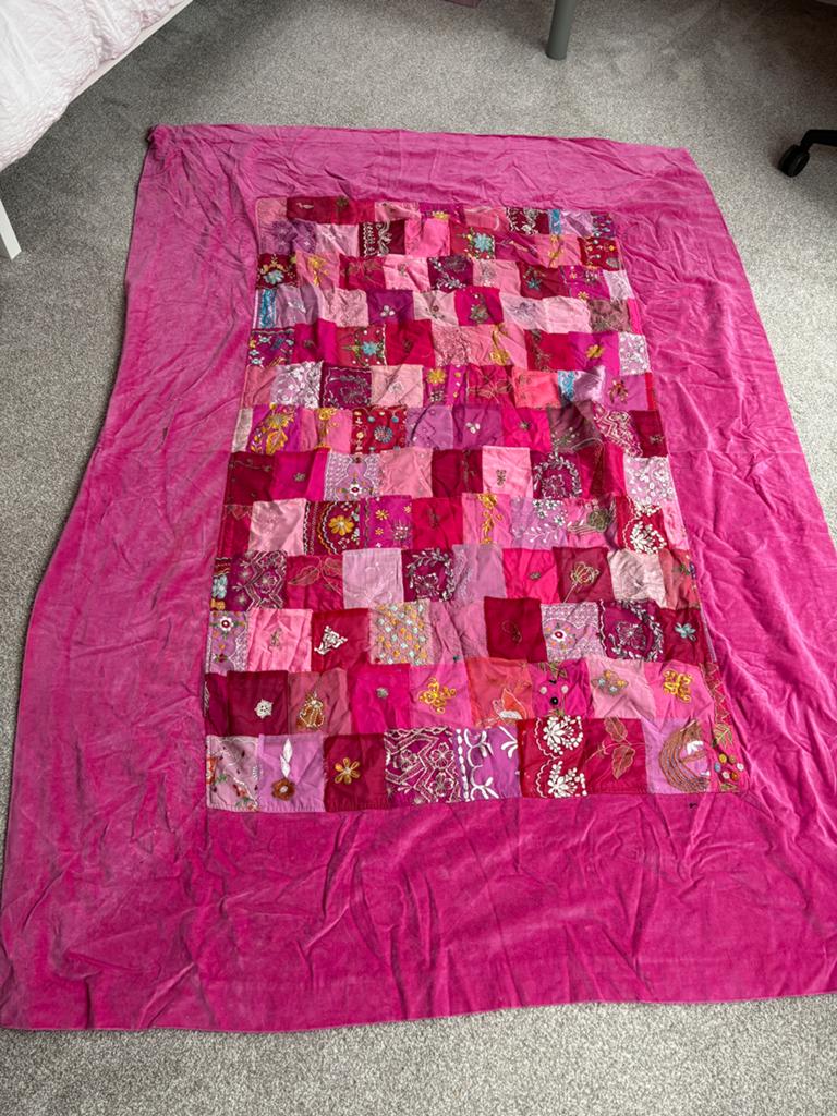 Plaid/ sprei kleurrijk roze met borduursel., Ophalen of Verzenden, Zo goed als nieuw