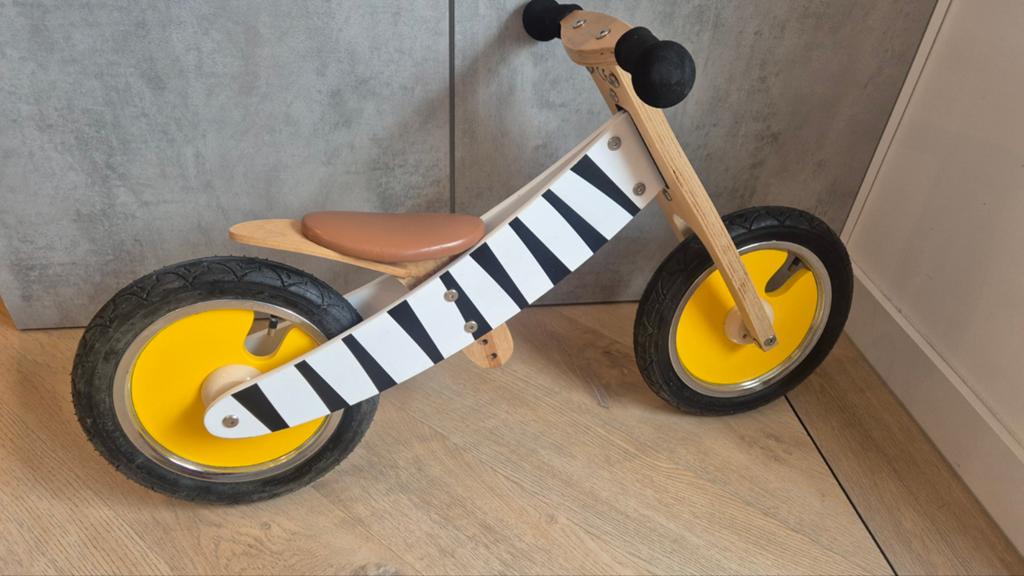 Houten loopfiets Zebra - Scratch Little, Kinderen en Baby's, Speelgoed | Buiten | Voertuigen en Loopfietsen, Gebruikt, Loopfiets