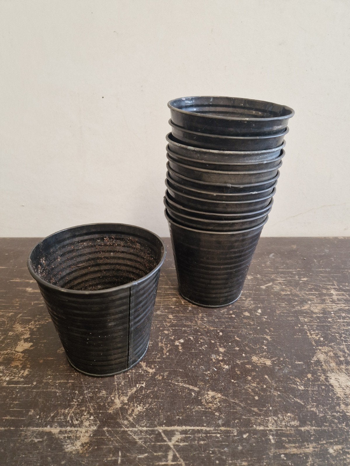 12 stuks zwarte metalen bloempotjes, Gebruikt, Rond, Ophalen of Verzenden, Balkon