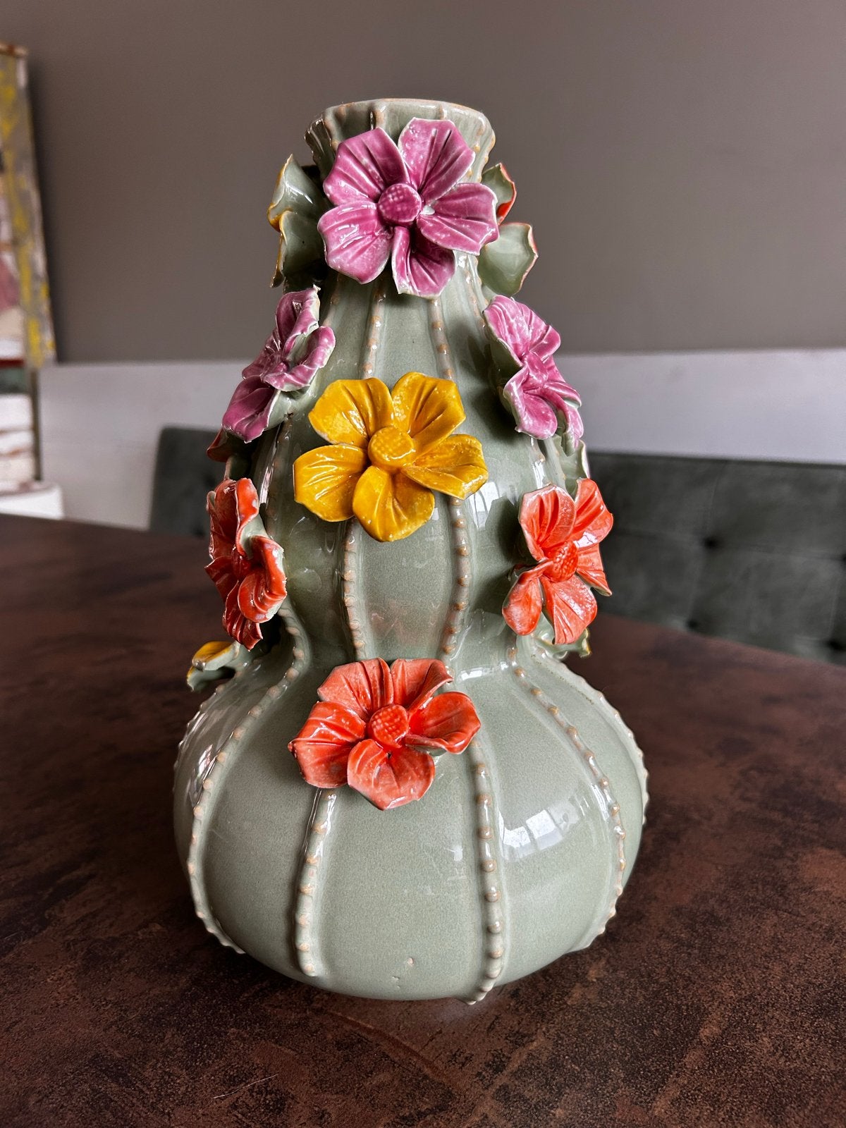 Unieke Daan Kromhout vaas met bloemen, Huis en Inrichting, Woonaccessoires | Vazen, Overige kleuren, Aardewerk of Porselein, Ophalen of Verzenden