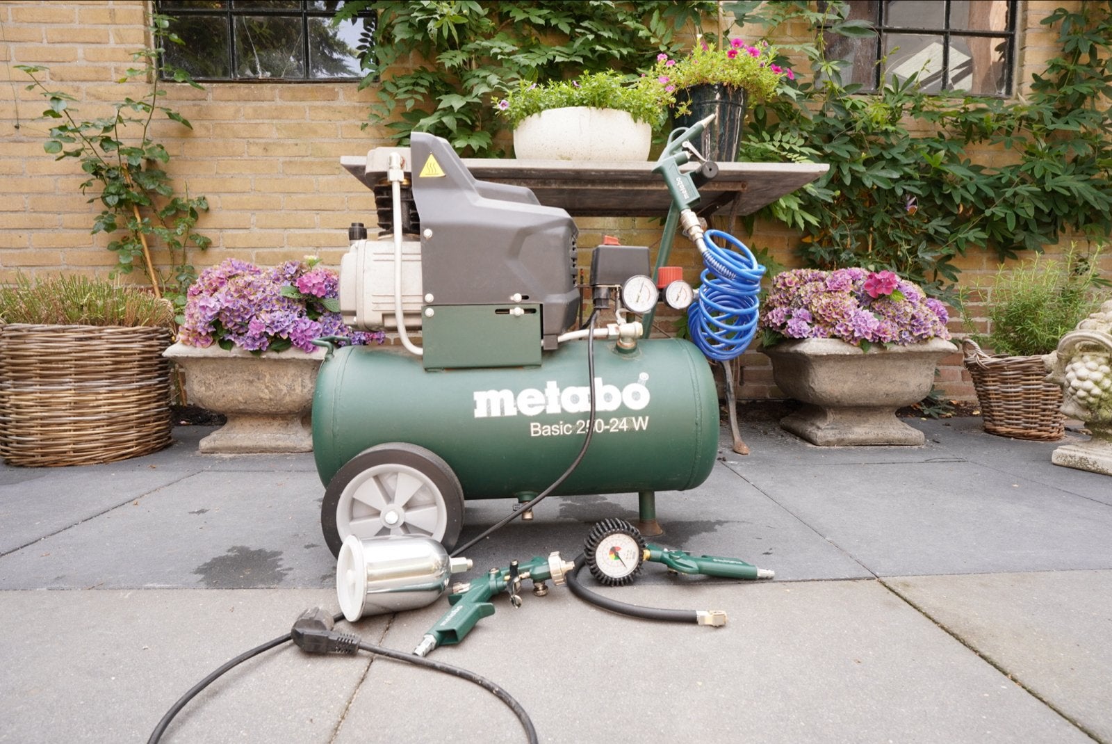 Metabo Basic 250-24 W Compressor met accessoires, Doe-het-zelf en Verbouw, Ophalen, Gebruikt, 6 tot 10 bar, 25 tot 100 liter