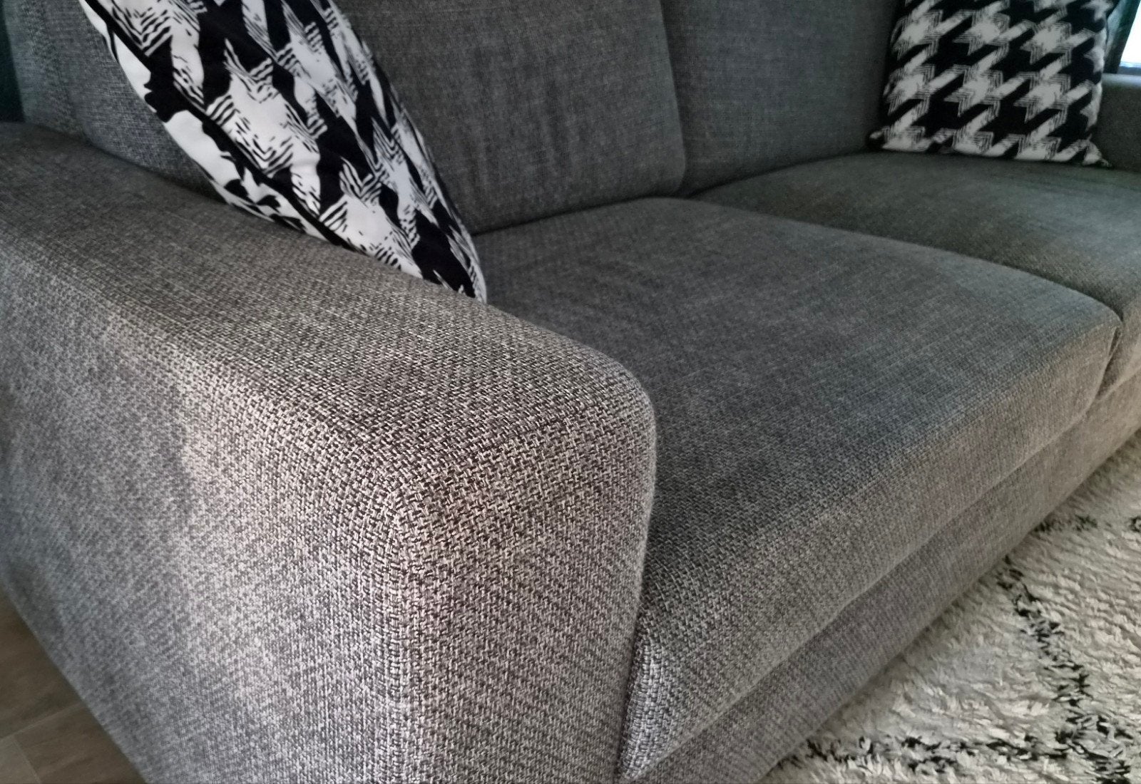 Grijze 3 zits bank. Nette staat. 2 jaar oud., Ophalen, Hout, Strak, Gebruikt