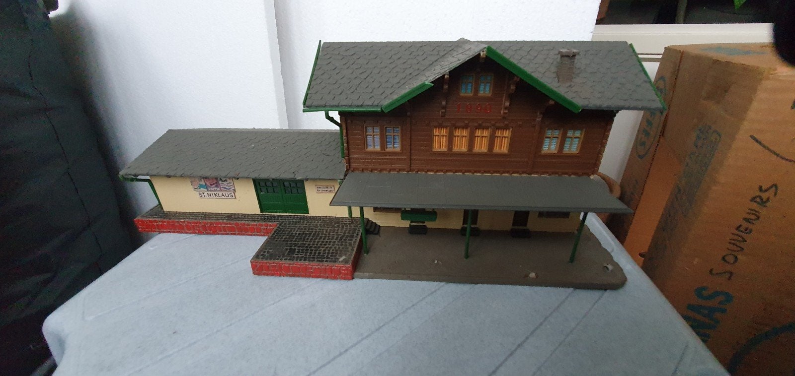 Station Niklaus HO spoorbaan, Overige merken, Gebruikt, Gelijkstroom of Wisselstroom, Brug, Tunnel of Gebouw