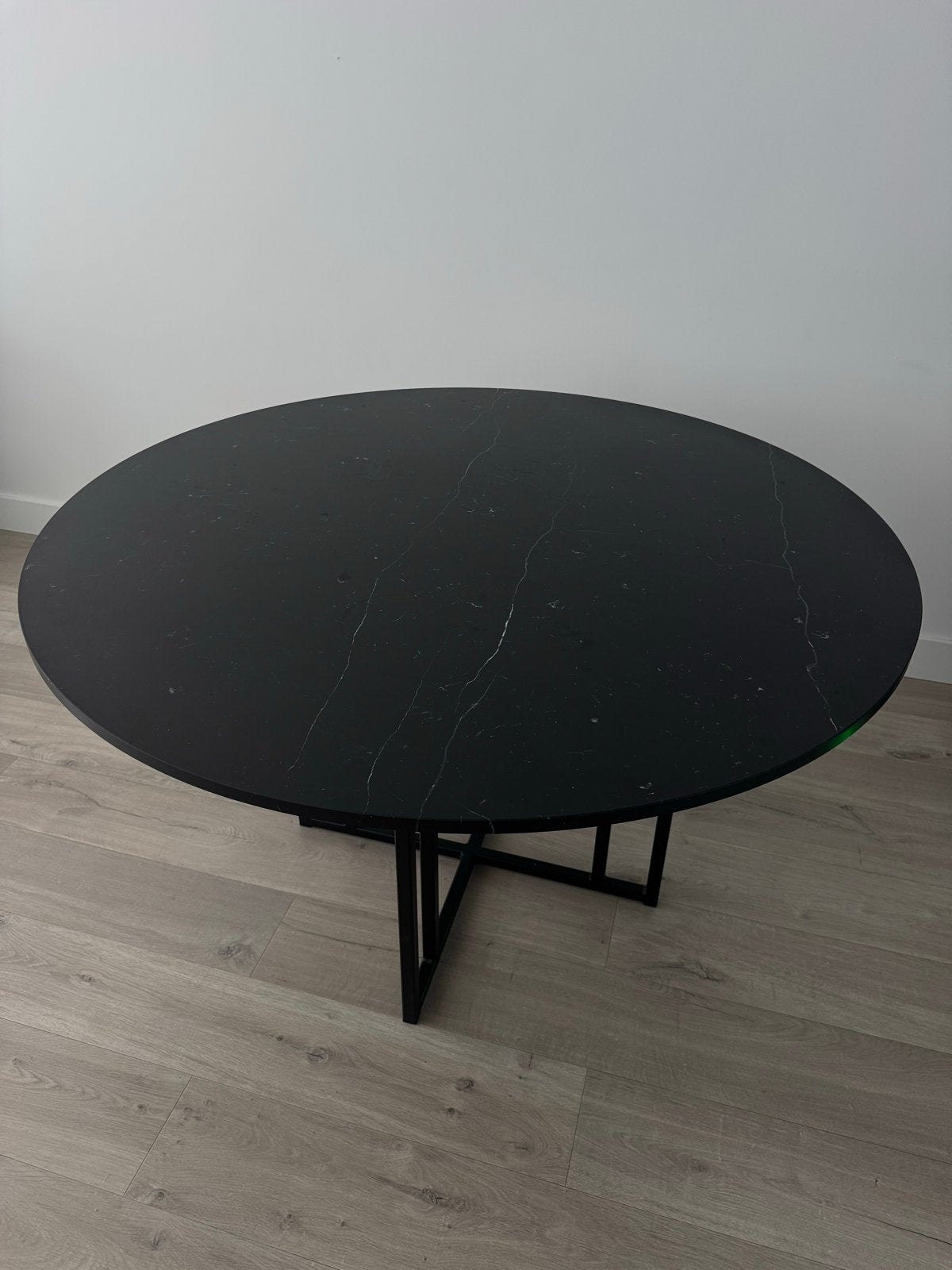 Ronde eettafel met zwart marmeren blad en metalen onderstel, 100 tot 150 cm, Rond, Ophalen of Verzenden, Zo goed als nieuw