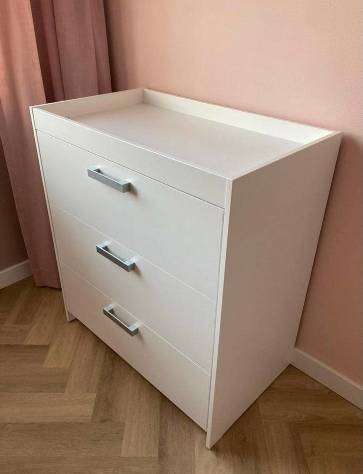 Witte Commode met 3 Lades en Opstaande Rand, Ophalen, 50 tot 70 cm, Zo goed als nieuw, 75 tot 100 cm