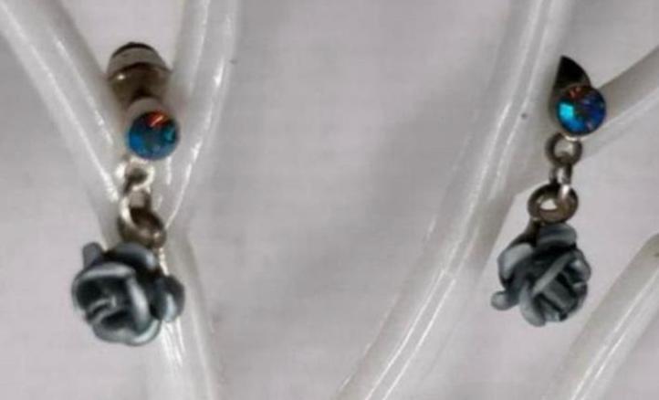 Zilverkleurige Oorknopjes met Blauwe Roosjes en Steentje, Met kristal, Overige materialen, Blauw, Nieuw