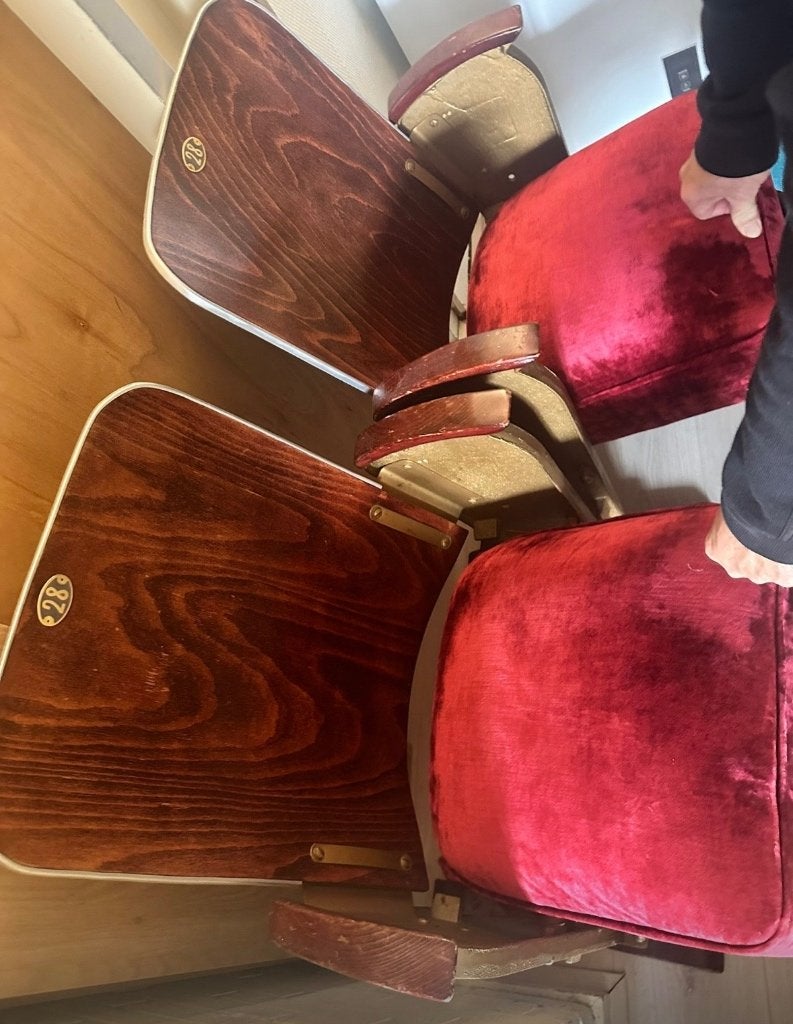Antieke  bioscoop stoelen, Ophalen