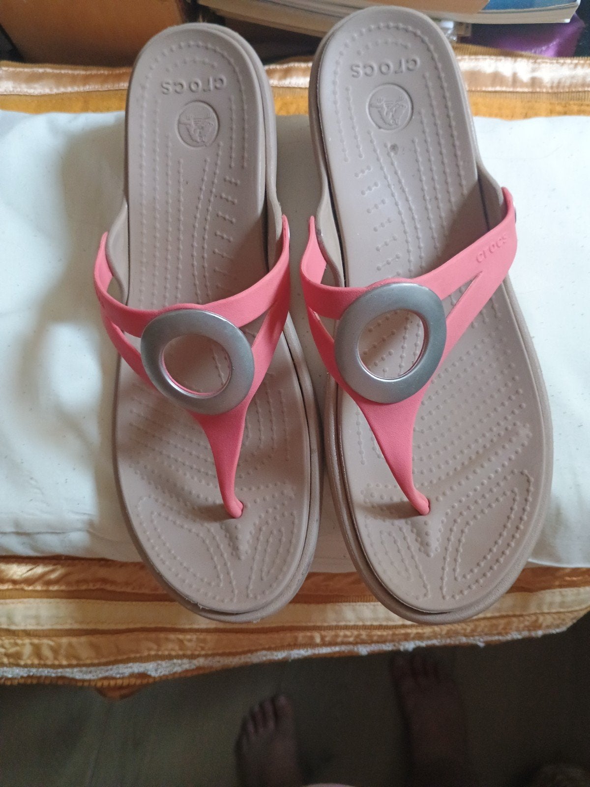 Crocs Slippers Roze/Beige Maat W11 (ongeveer 42-43), Slippers, Ophalen of Verzenden, Crocs, Roze
