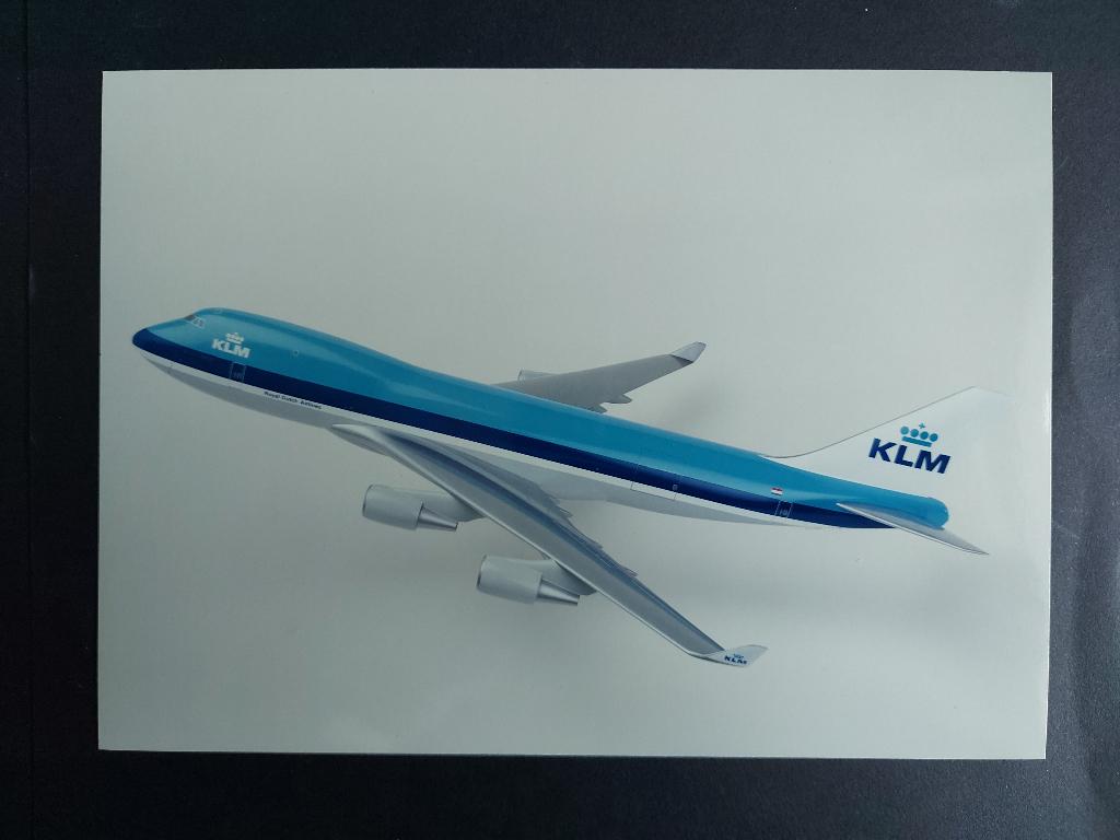 Kleurenfoto van een model van de KLM Boeing 747 (F945), Ophalen of Verzenden, Gebruikt, Kaart, Foto of Prent