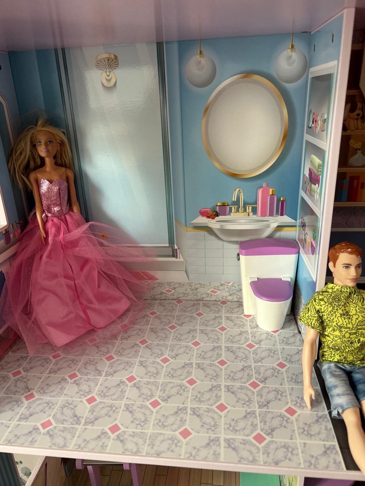 Foto 15 van Groot poppenhuis met veel accessoires en poppen