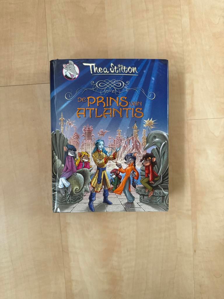 Thea Stilton - De Prins van Atlantis (Onbeschreven), Boeken, Ophalen of Verzenden, Zo goed als nieuw, Fictie
