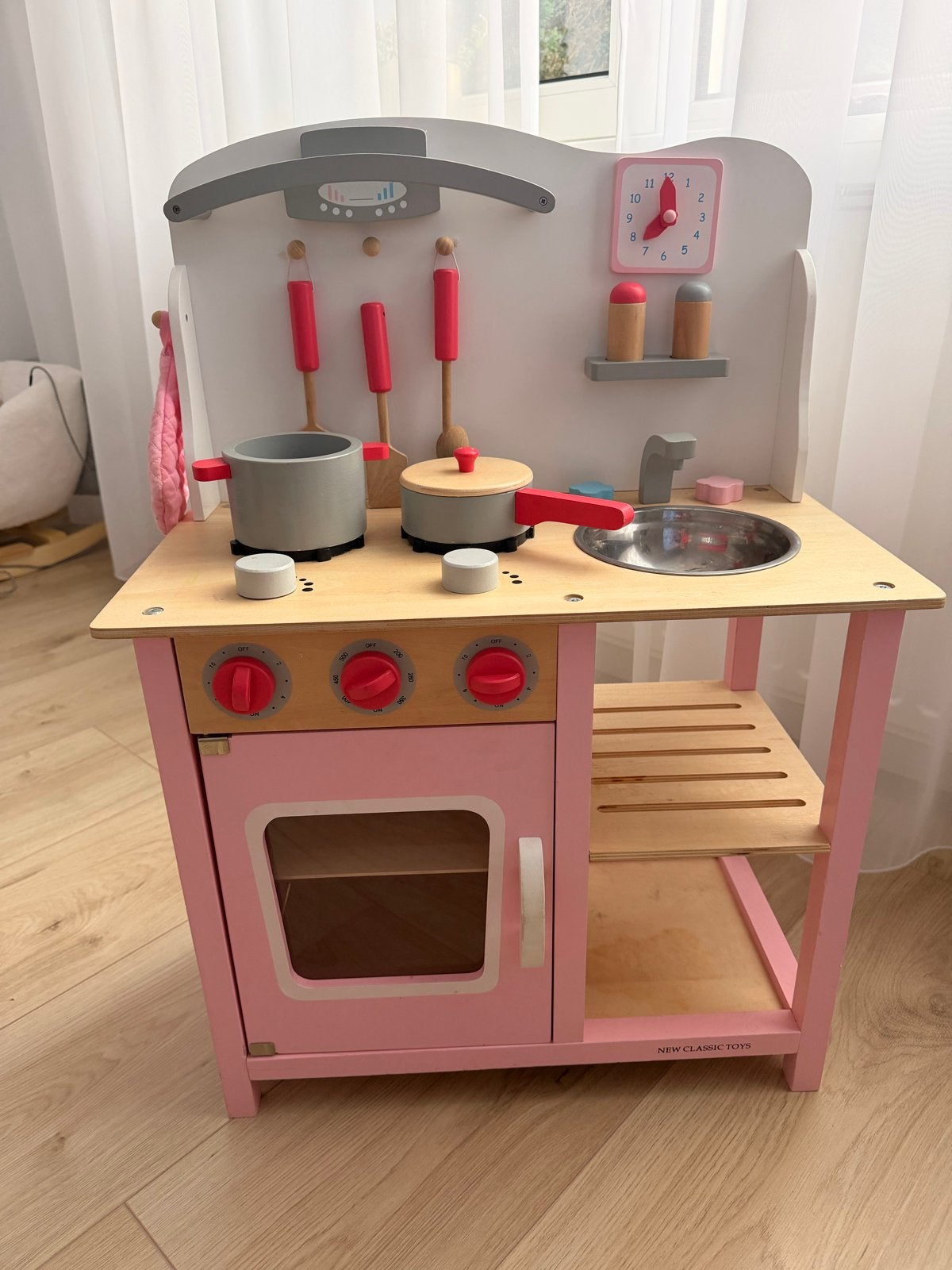 Houten speelkeuken met accessoires - New Classic Toys, Kinderen en Baby's, Ophalen, Gebruikt, Meubelstuk of Keukentje