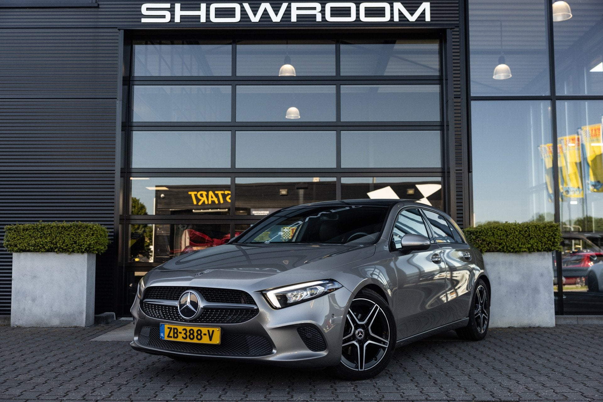 Mercedes-Benz A-klasse 180 AMG velgen, Pano, Carplay NL Auto, 136 pk, Gebruikt, 4 cilinders, Automatische klimaatregeling