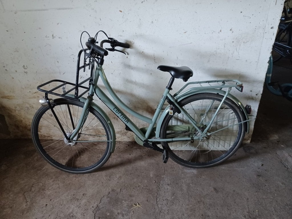 dames fiets met tassenrek voorop, Ophalen, Gebruikt