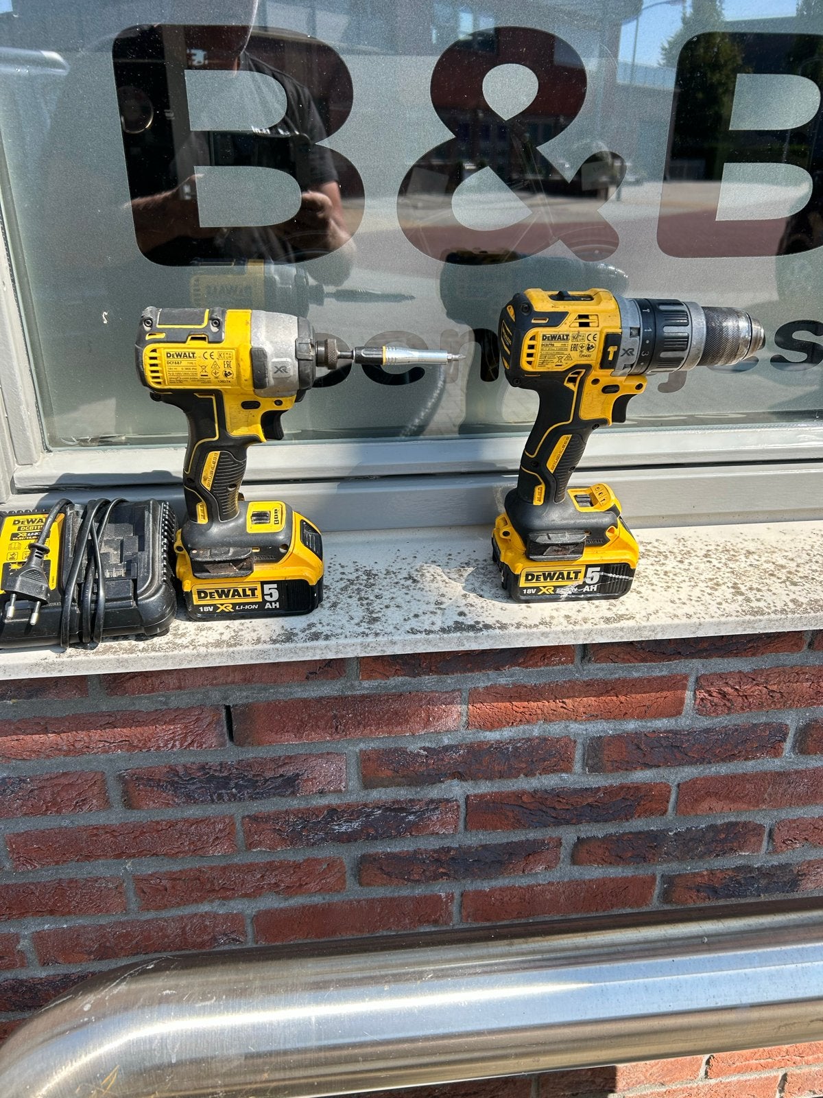 De walt bieden, Ophalen, 600 watt of meer, Klopboormechanisme, Zo goed als nieuw