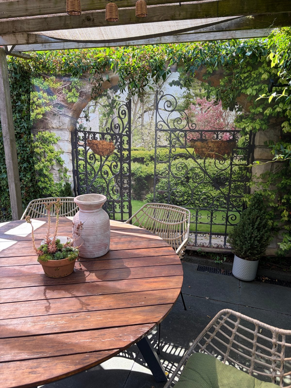 Prachige grote Tuinposter met Poort en weelderig groen, Tuin en Terras, Ophalen, Zo goed als nieuw