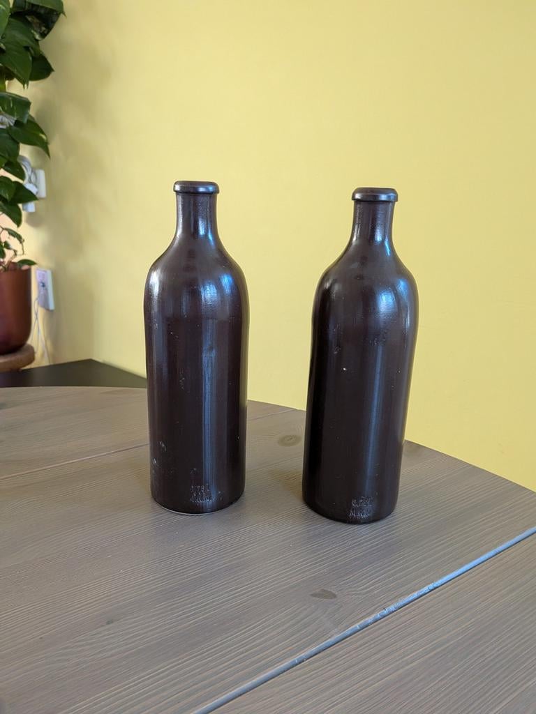 Set van twee vintage bruine flessen van MKM, Antiek en Kunst, Verzenden