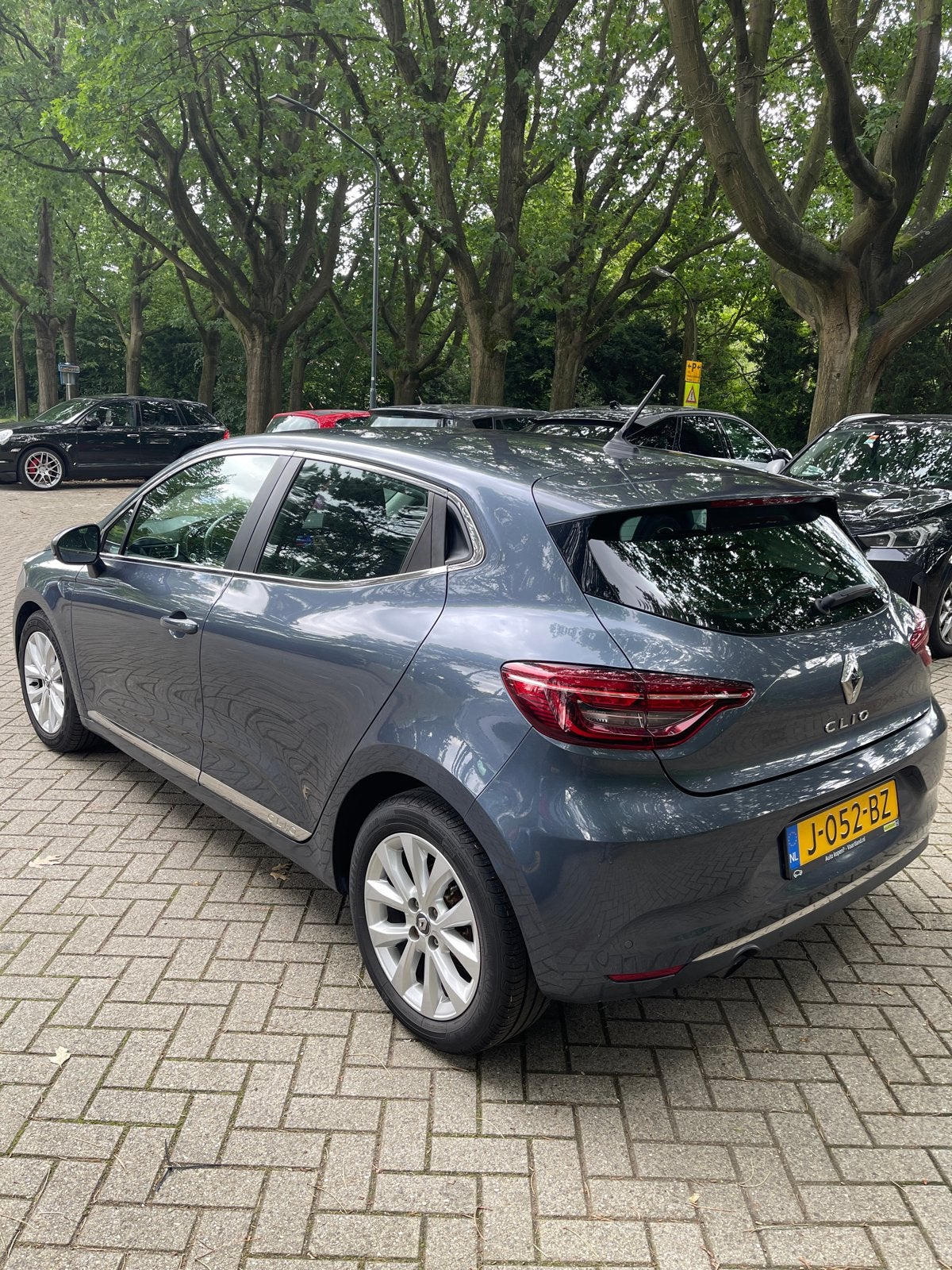 Renault Clio 1.0 TCe 100pk 2020 Grijs met weinig kilometers, Auto's, Voorwielaandrijving, 580 kg, 100 pk, 49 €/maand