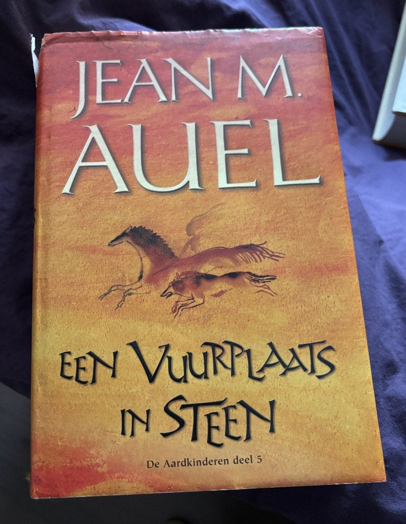 Een Vuurplaats in steen, deel 5, Jean M. Auel, Boeken, Ophalen of Verzenden, Gelezen, Jean M. Auel