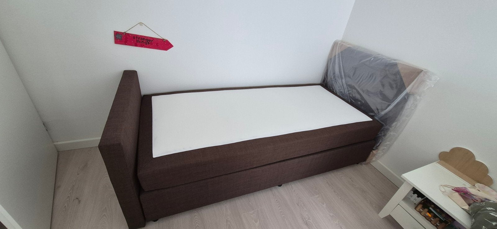 Boxspring Sara eenpersoonsbed met matras - Zo goed als nieuw, Ophalen, 90 cm, Eenpersoons, Bruin