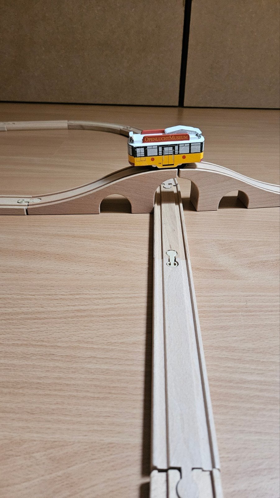 Houten treinbaan met brug en tram, Ophalen of Verzenden, Zo goed als nieuw, Overige merken