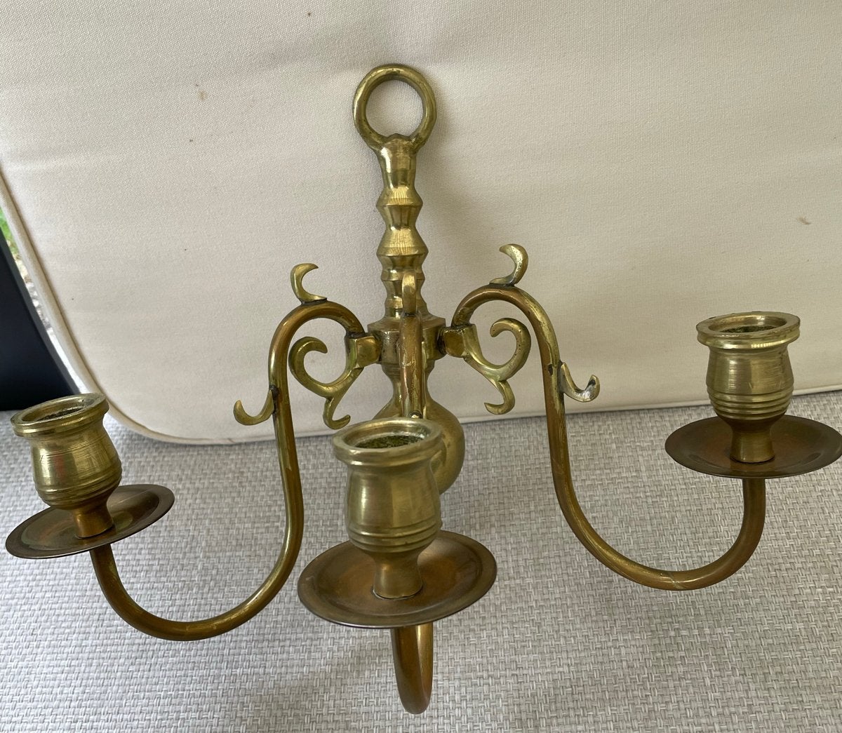 Messing wandkandelaar met 3 armen, Antiek en Kunst, Antiek | Kandelaars, Ophalen of Verzenden, Overige materialen