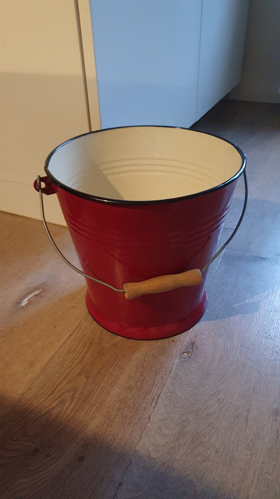 Grote gave emaille emmer rood/crème met houten handvat, Ophalen of Verzenden