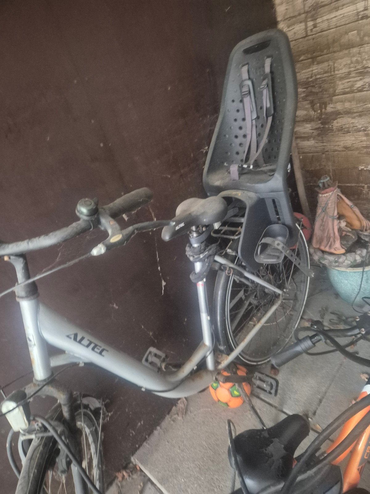 damesfiets van altec met Yepp achterzitje voor fiets, Achterzitje, Yepp, 9 t/m 18 kg, Ophalen of Verzenden