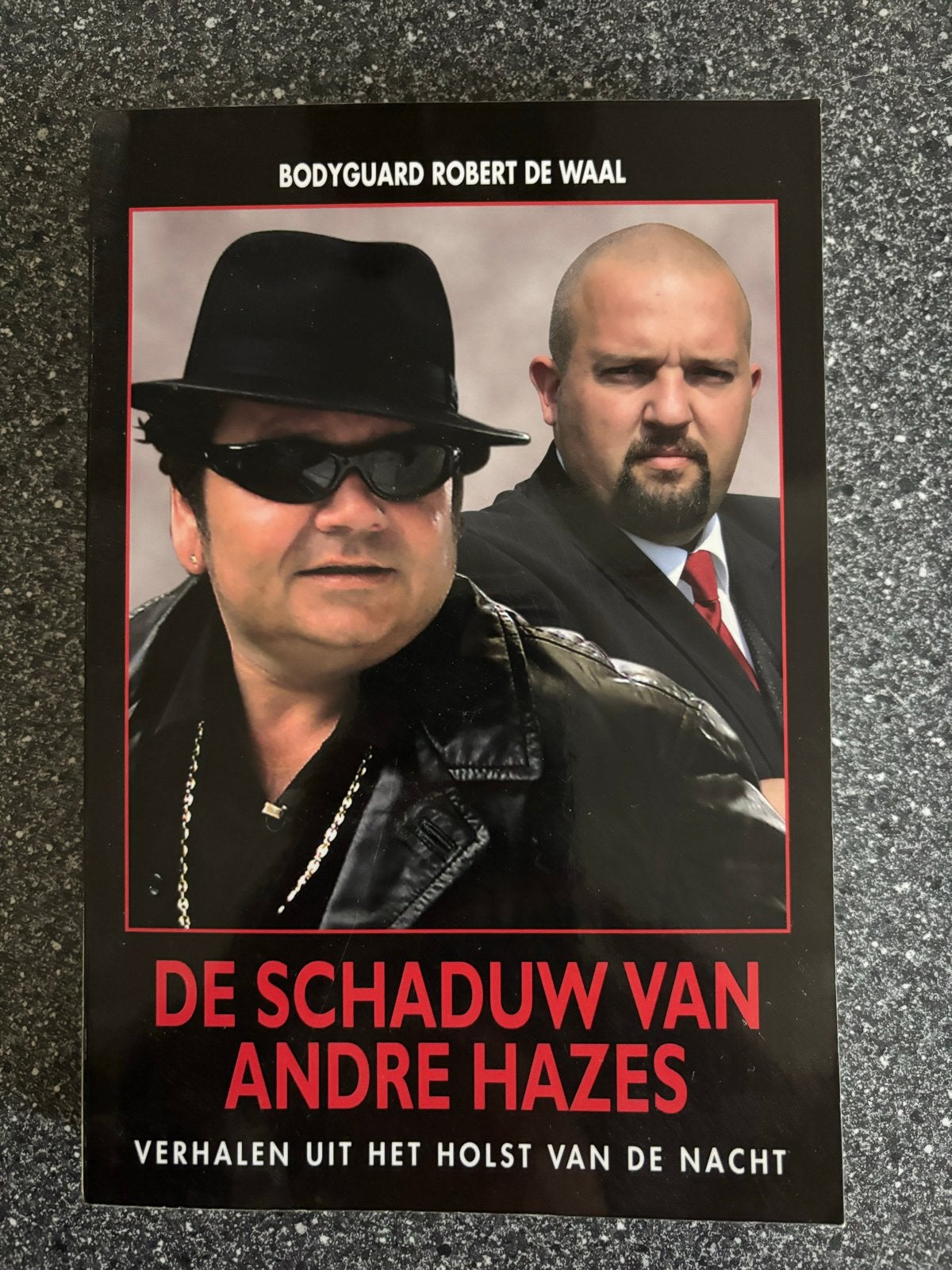 Boek De schaduw van André Hazes, Ophalen of Verzenden, Zo goed als nieuw