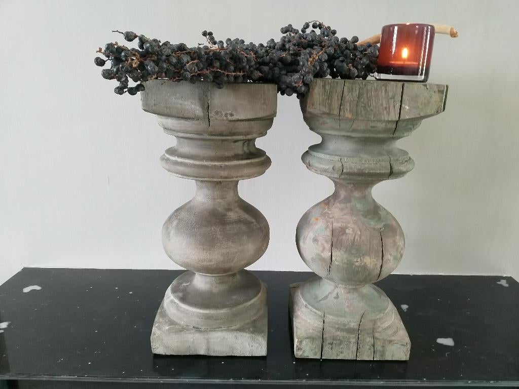 Twee prachtige zware balusters van oud hout/landelijk, Ophalen, Zo goed als nieuw