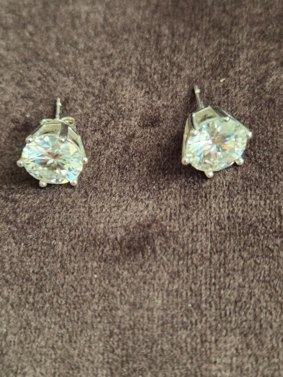 zilvere oorbellen met moissannite, Nieuw, Ophalen of Verzenden, Knopjes of Stekers, Zilver