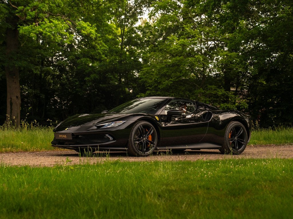 Ferrari 296 GTB 3.0 V6 | Carbon Seats | Lift | Pass. display, Auto's, Achterwielaandrijving, Gebruikt, 663 pk, Zwart