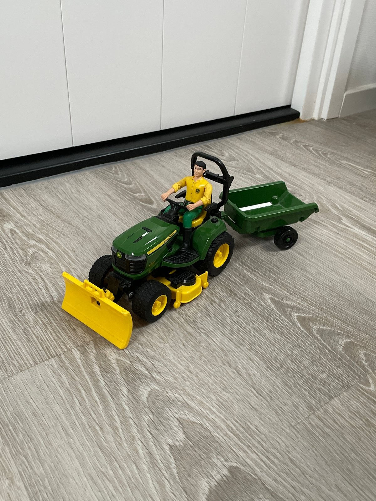 Bruder John Deere zitmaaier met aanhanger en figuur, Ophalen of Verzenden, Zo goed als nieuw