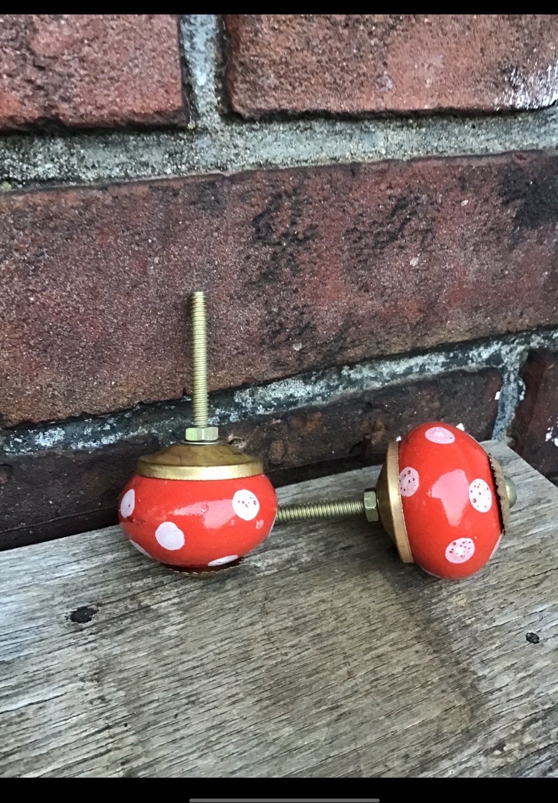 Rood met witte stippen knopjes voor kast of lade. Keramiek., Doe-het-zelf en Verbouw, Hang- en Sluitwerk, Ophalen of Verzenden