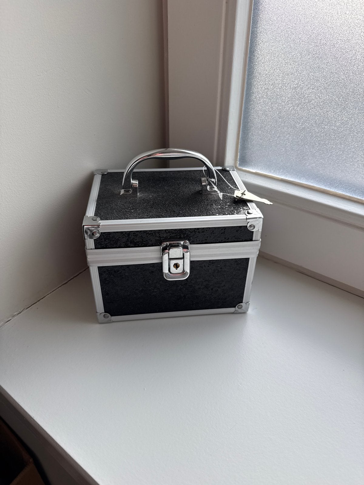 Zwart doosje met slot en sleutels Nieuw! 16x12x12cm, Sieraden, Tassen en Uiterlijk, Hard kunststof, Minder dan 50 cm, Ophalen of Verzenden