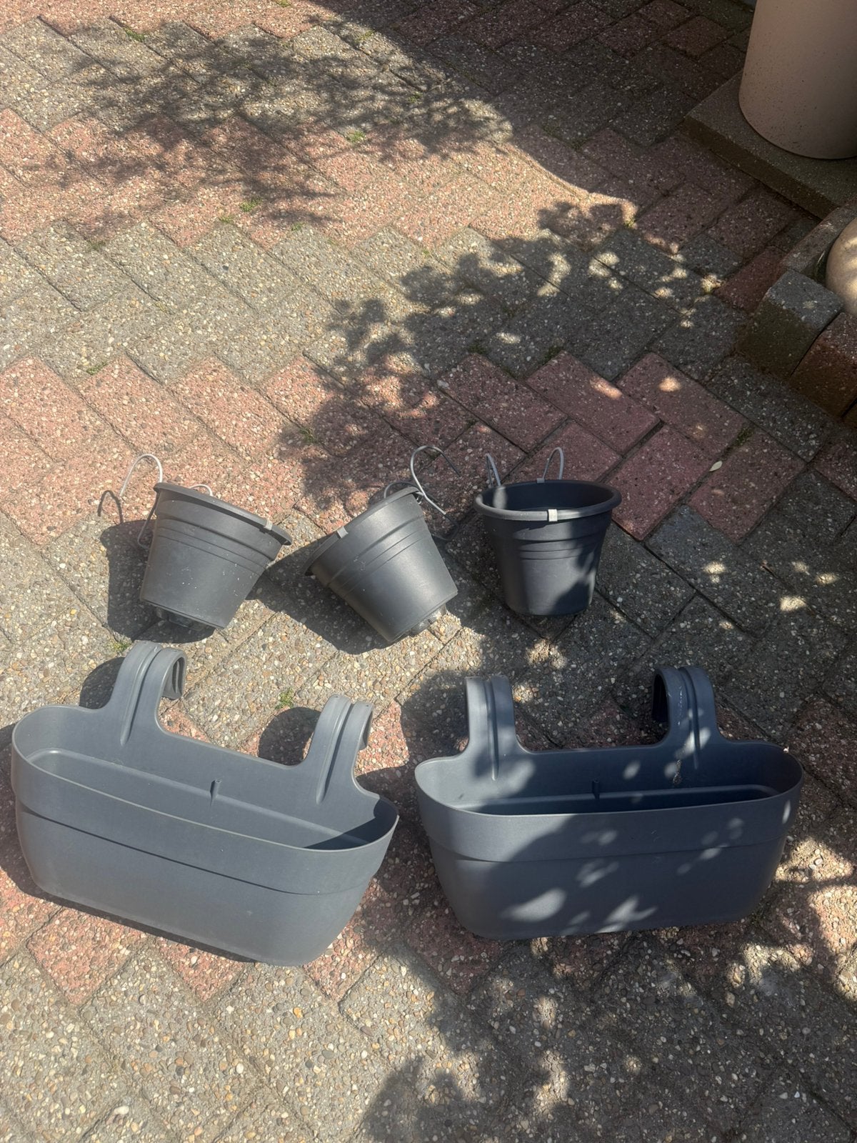2 grote en 3 kleine grijze hang schutting bloem bakjes, Ophalen, Kunststof, Minder dan 30 cm, Rond