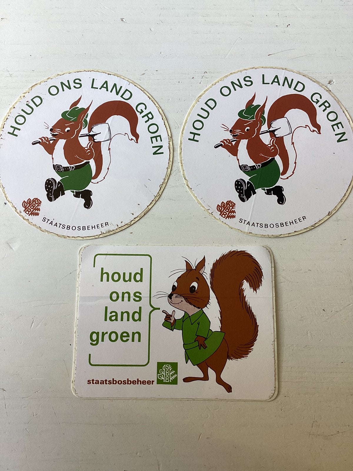 3 stickers Houd ons land groen (Staatsbosbeheer/eekhoorn), Verzamelen, Verzenden, Zo goed als nieuw, Dier en Natuur