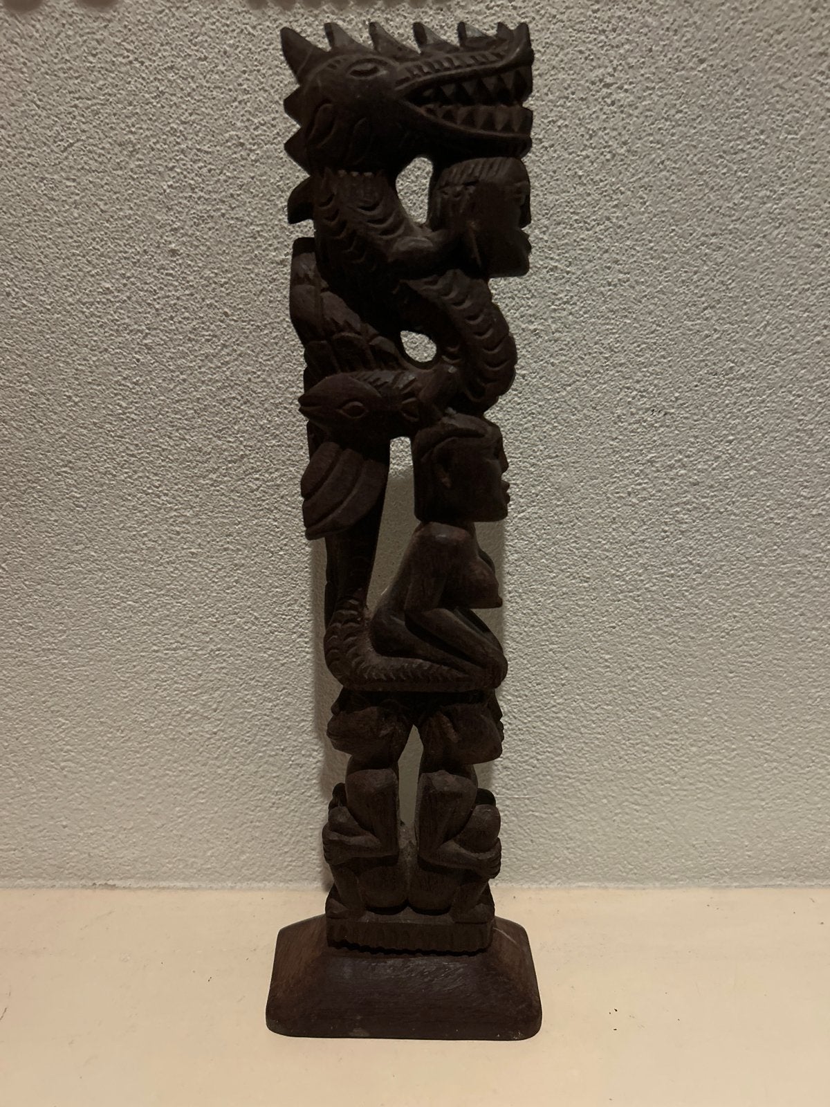 Handgesneden houten totempaal met draak en figuren H 40 cm, Overige onderwerpen, Ophalen of Verzenden, Handgemaakt, 20 - 50 cm