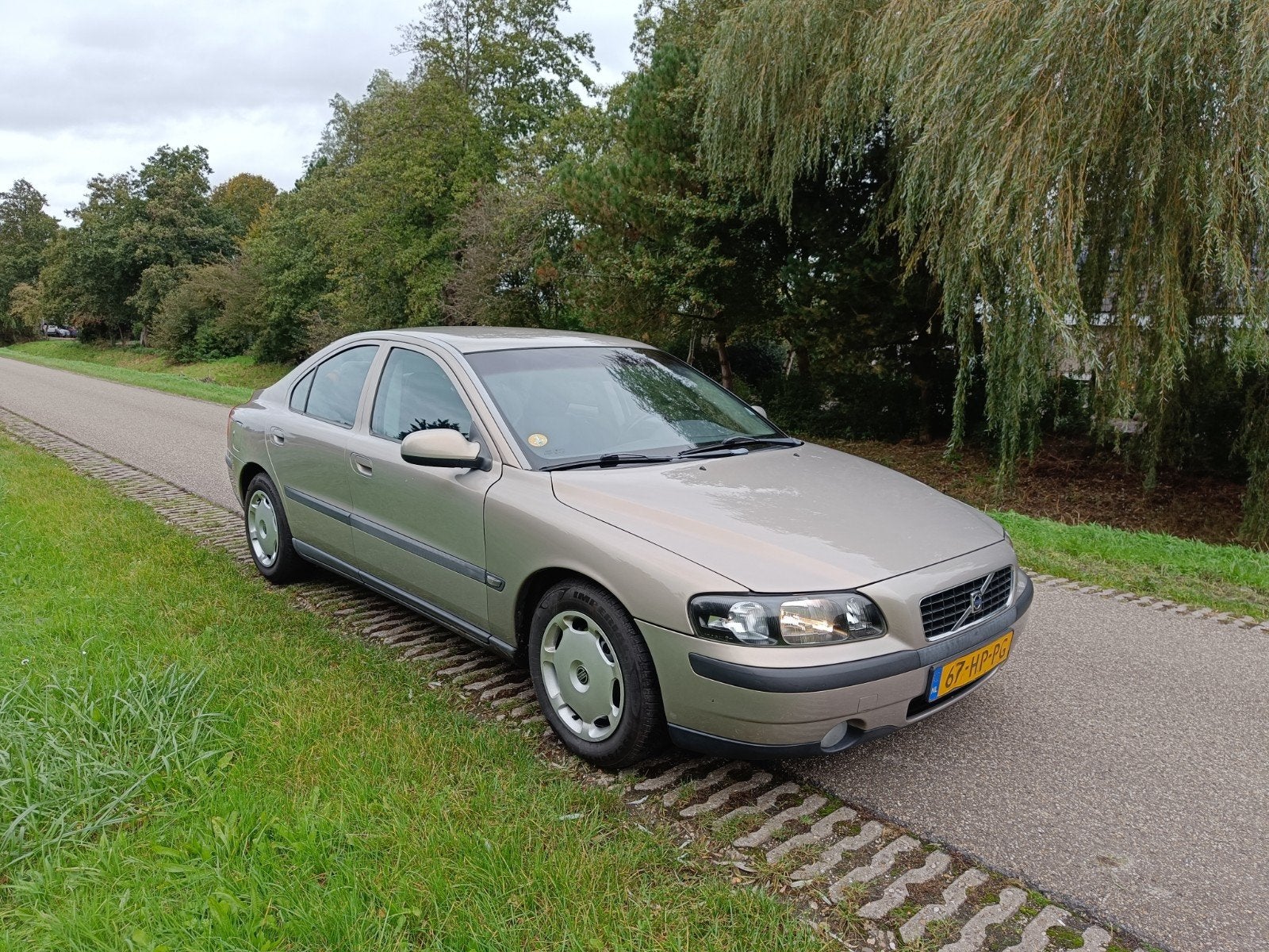 Volvo S60 2.4 170PK AUT 2001 Beige weinig Kilometers, Auto's, Beige, Grijs, Particulier, 1600 kg