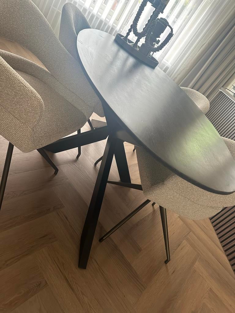 Moderne ovale eettafel met spinpoot - Zwart, Huis en Inrichting, 100 tot 150 cm, Ophalen of Verzenden, Zo goed als nieuw, 150 tot 200 cm