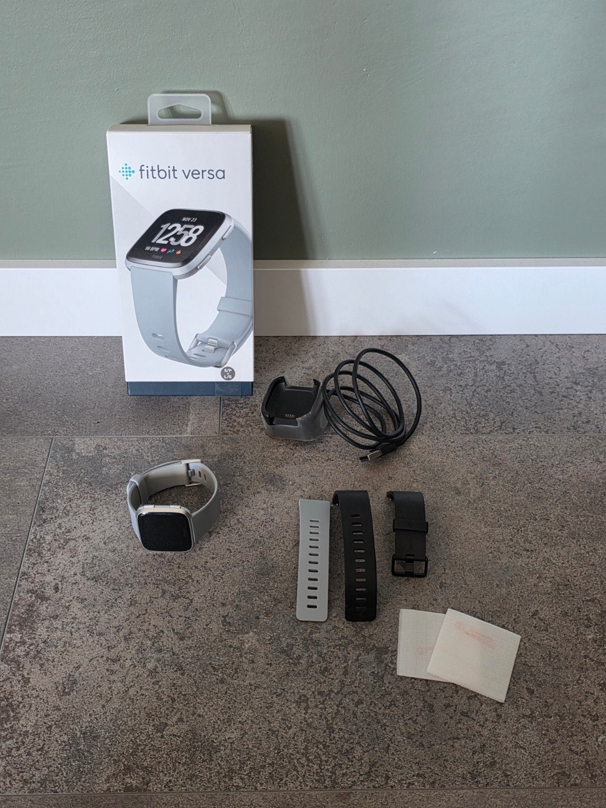 Fitbit Versa smartwatch sport horloge zilver met accessoires, Ophalen of Verzenden, Gebruikt, Zilver