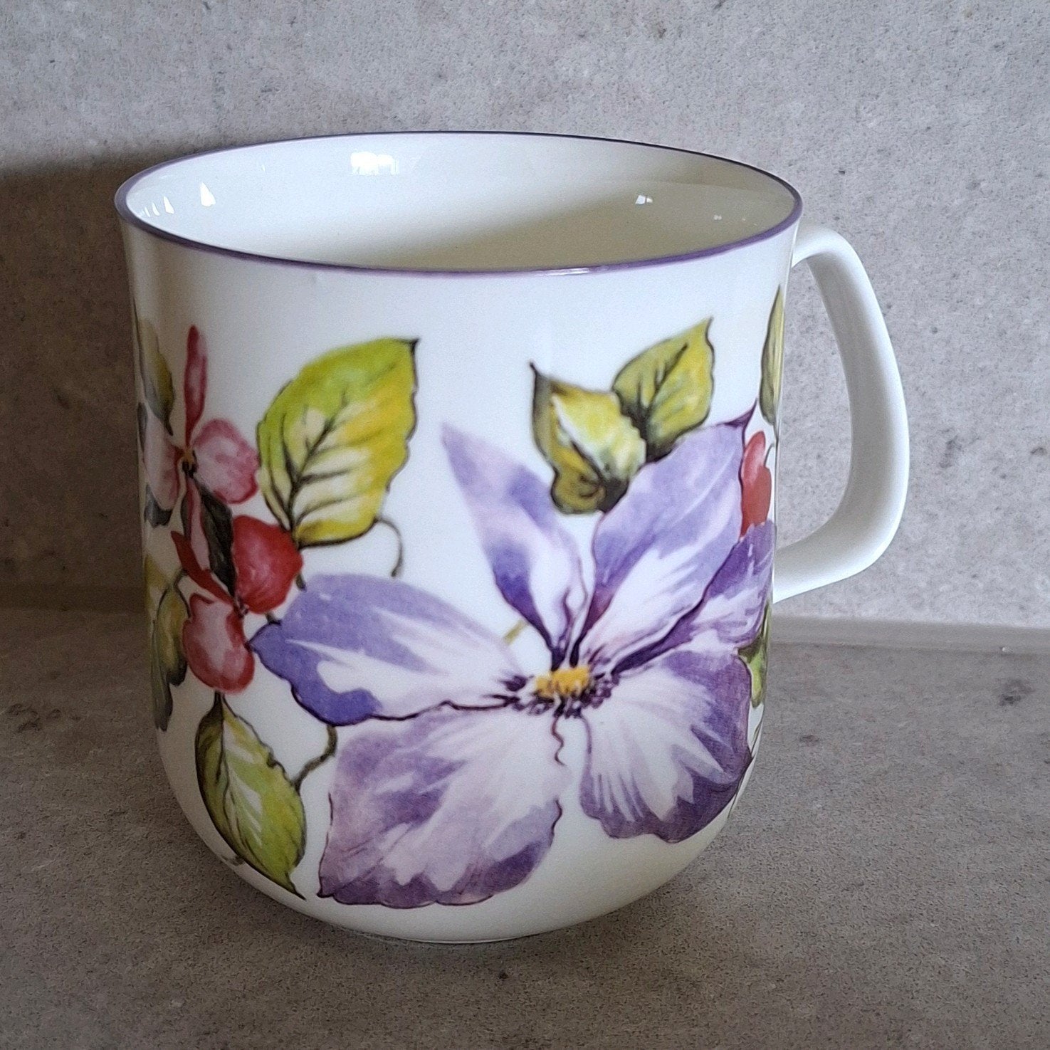 Vintage Rose of England Bone China Mok – Paarse Clematis, Ophalen of Verzenden, Zo goed als nieuw, Overige stijlen, Kop(pen) en/of Schotel(s)
