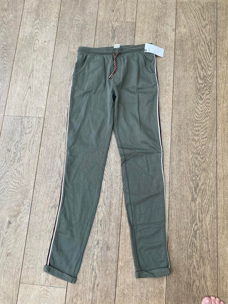 Nieuw joggingbroek hema grijsgroen met streep 158-164, Ophalen of Verzenden, Nieuw, Meisje, Broek
