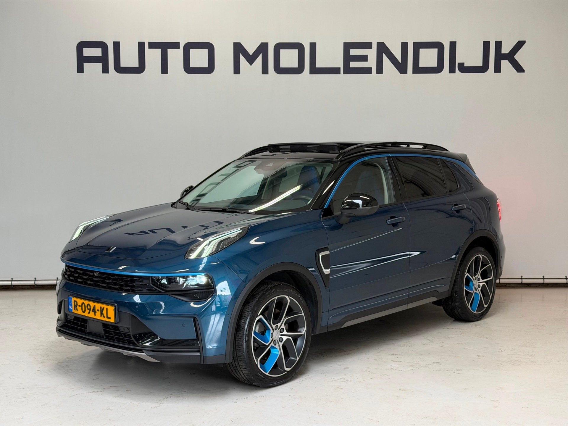 Lynk & Co 01 1.5 PHEV / Pano / Trekhaak / 360 Cam / dealer o, Auto's, Dealer onderhouden, Blauw, 120 €/maand, Bedrijf