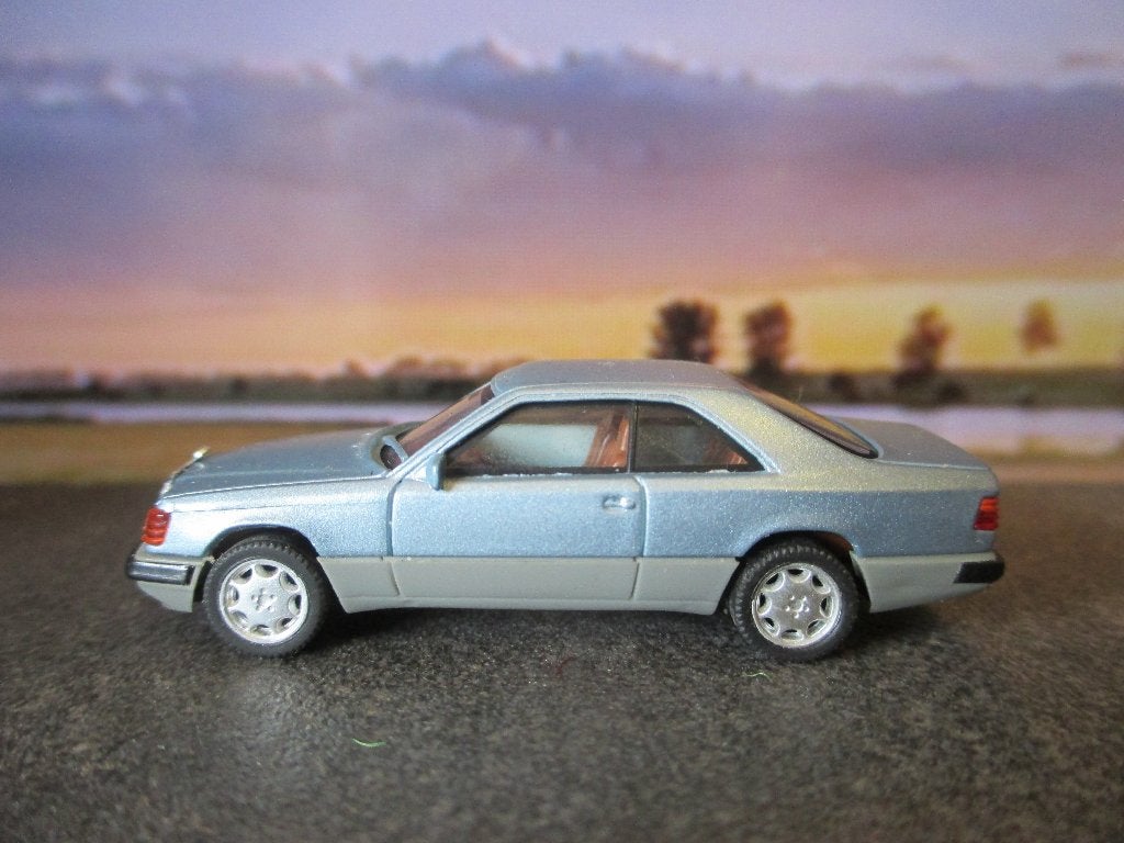 Mercedes Benz C124 Herpa lichtblauw-metallic gemodificeerd, Ophalen of Verzenden, Zo goed als nieuw, Auto, Herpa