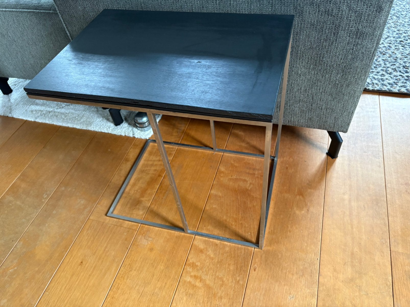 Mooie bijzettafel met zwart gebeitst bovenblad, Minder dan 55 cm, Zo goed als nieuw, Rechthoekig, Hout