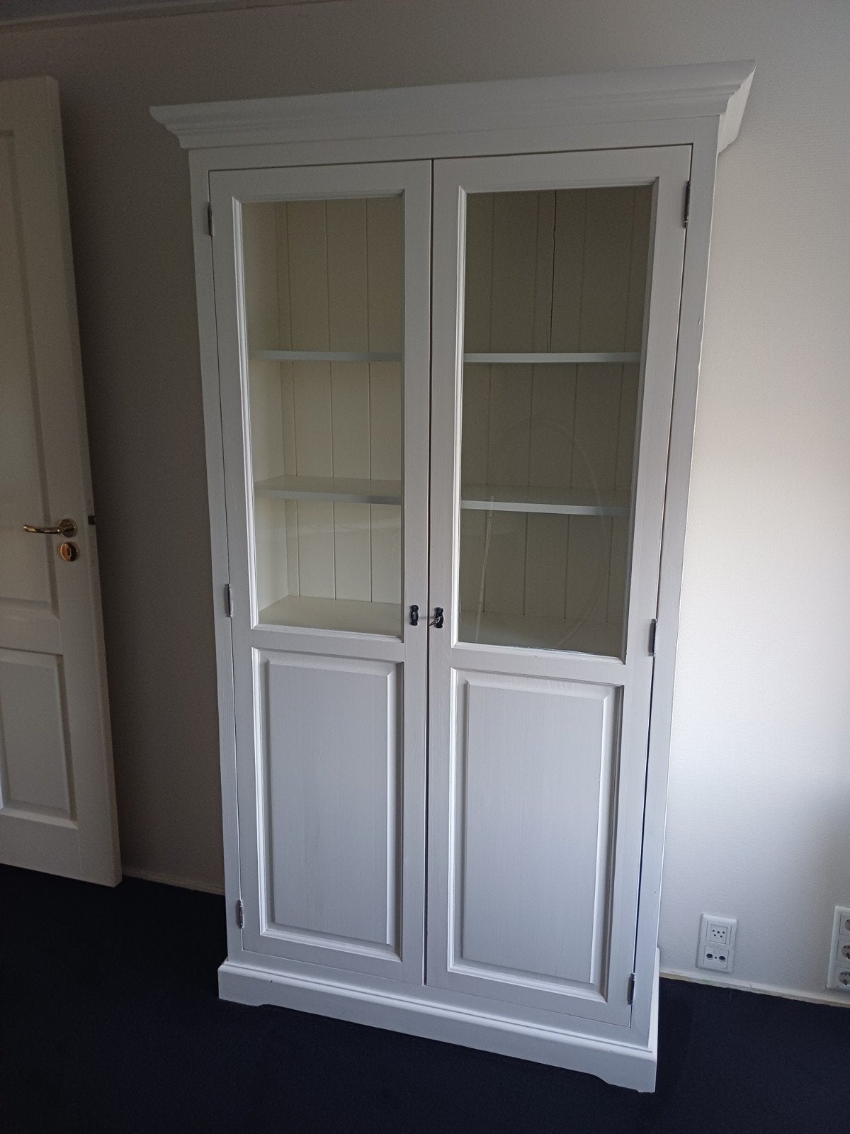 Witte vitrinekast met glazen deuren en planken, Huis en Inrichting, Ophalen, Overige houtsoorten, 50 tot 100 cm, Klassiek, Landelijk