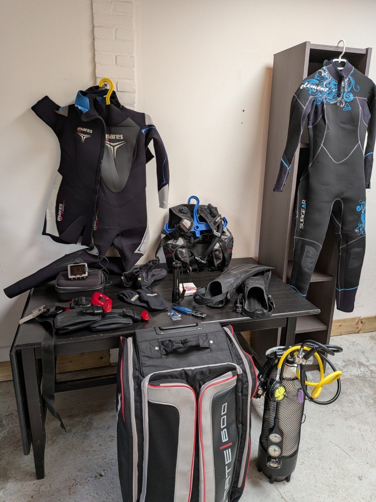Complete Mares Duikset met accessoires en twee wetsuits, Ophalen, Gebruikt, Duikpak