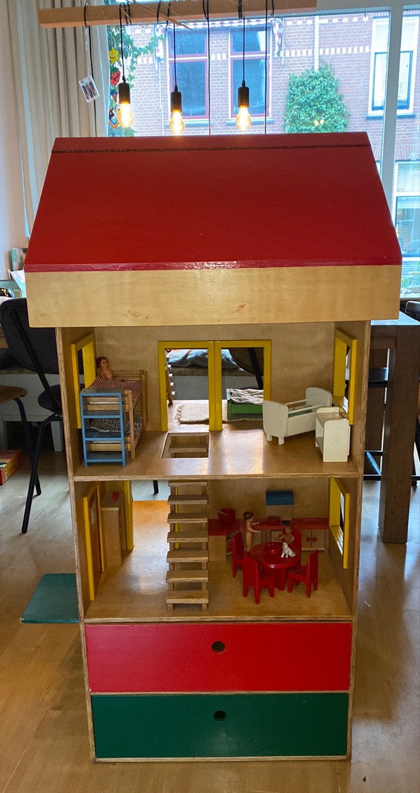 Groot houten poppenhuis met meubels en poppen, Kinderen en Baby's, Speelgoed | Poppenhuizen, Ophalen, Gebruikt, Poppenhuis