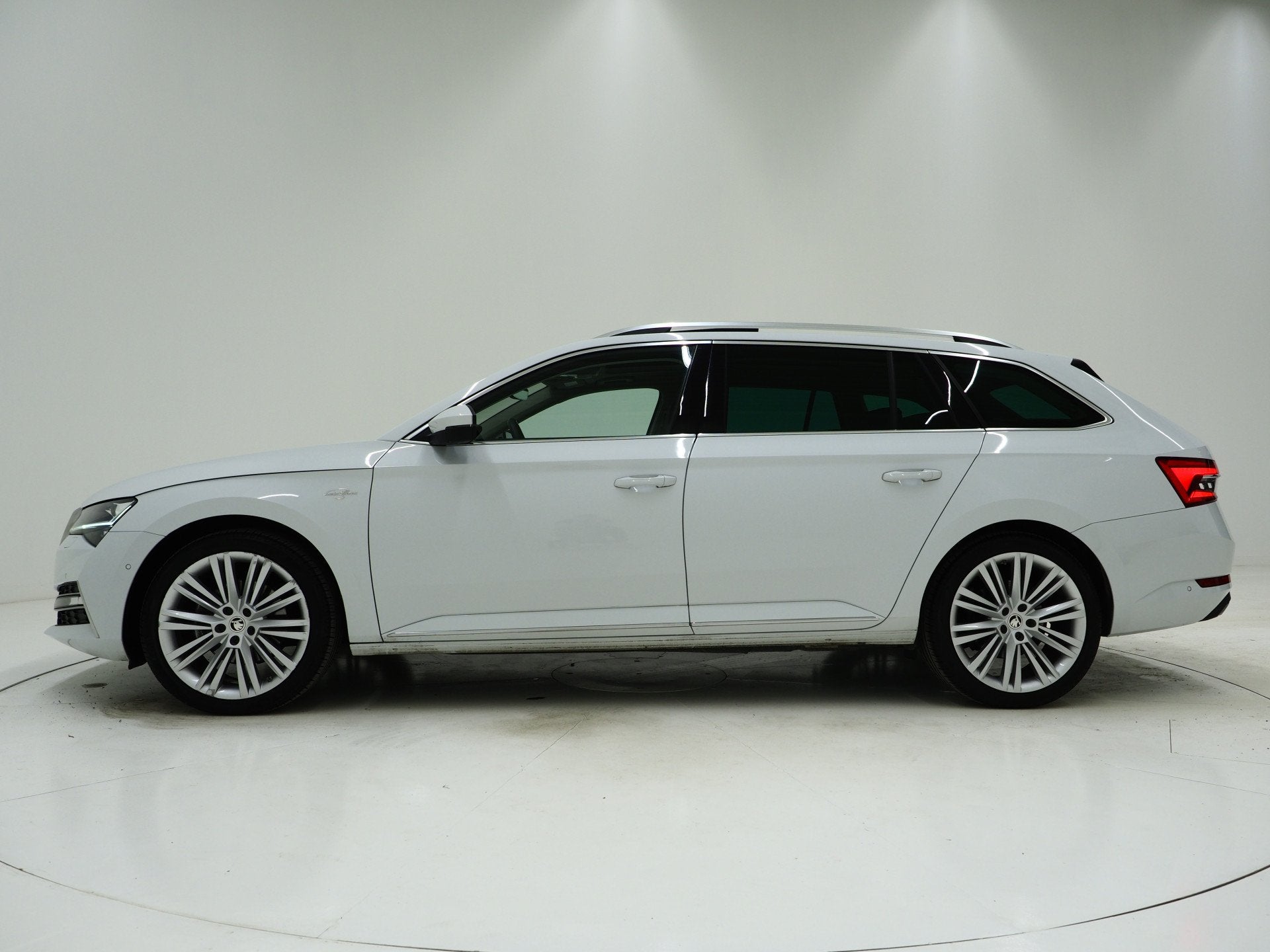 Skoda Superb Combi 1.4 TSI iV Laurin & Klement | Panoramadak, Gebruikt, Zwart, 4 cilinders, Wit